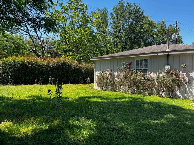 Building Photo - 8106 Mullins Dr