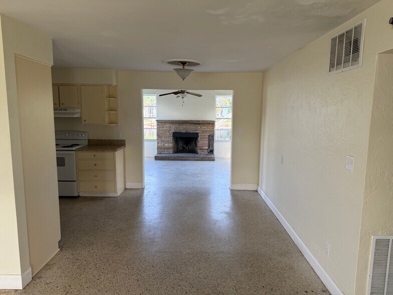 Building Photo - 108 Lantana Ave