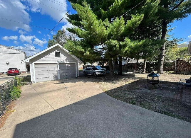 Large open Backyard great for entertaining & outdoor relaxation - 1507 W Barker Ave