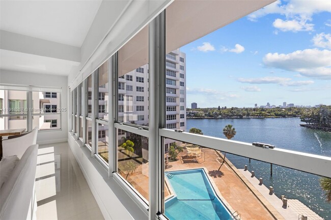 Building Photo - 9102 W Bay Harbor Dr