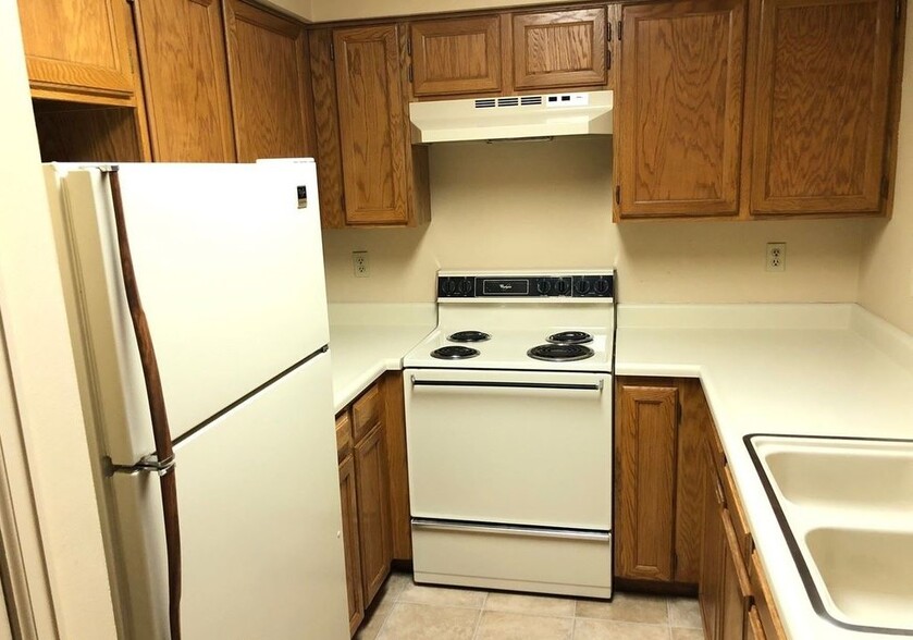 Kitchen - 932 Acapulco Ct