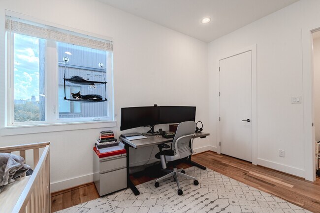 Building Photo - 3 Bed 3 Bath Townhome - Gated Community & Downtown Views! Lower Greenville area