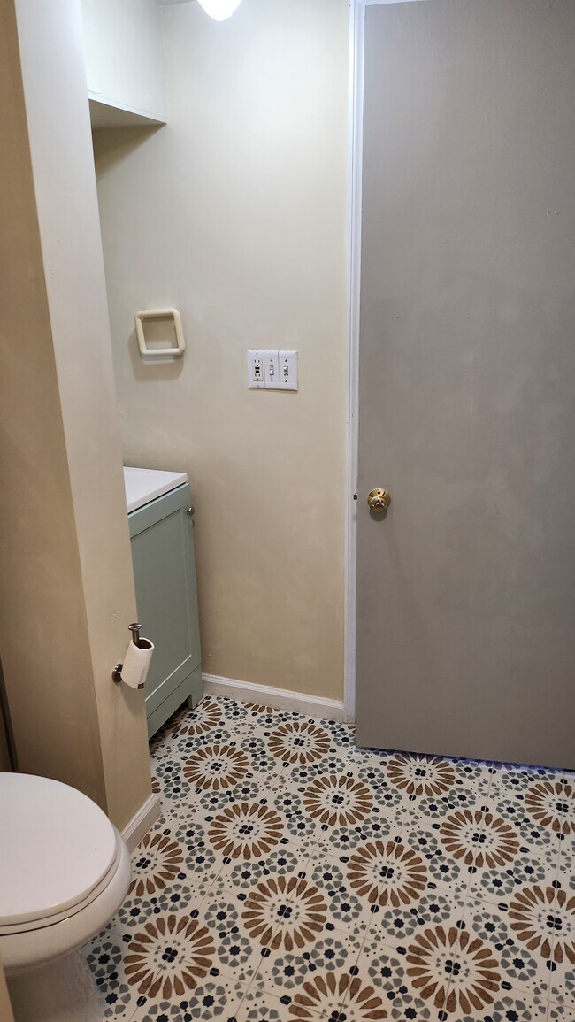 Beautiful new porcelain tile flooring in downstairs bathroom - 914 SW 8th Ln
