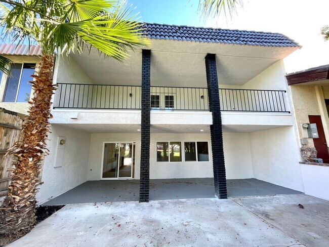 Building Photo - Gorgeous 2-Story Home with Golf Course Views and Modern Amenities!