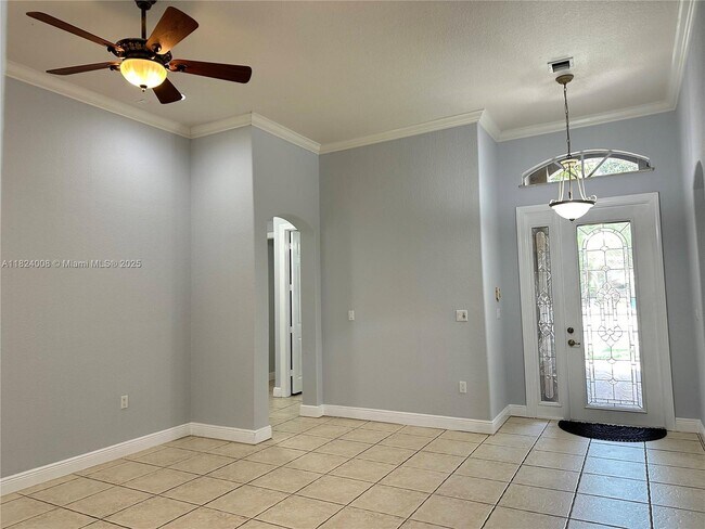Building Photo - 2841 Poinciana Cir
