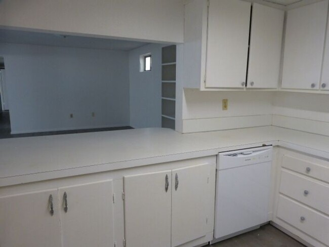 Building Photo - Freshly painted 3 bedroom 2 bath apartment