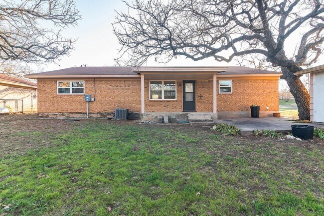 Building Photo - 1822 Greenwood Ln