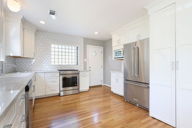 Building Photo - 215 Avenue of Oaks St