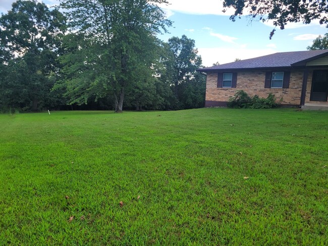 Building Photo - 3 Bedroom 2 bath brick home