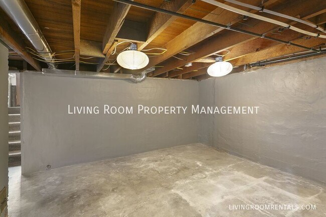 Building Photo - 1927 SE Spokane St