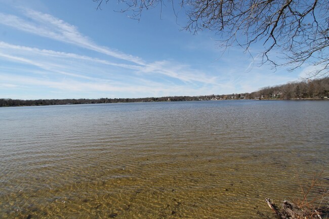 Building Photo - 3 Bedroom Lakefront Home