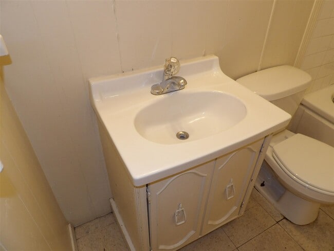 Building Photo - 403 NW Greenmeadow Dr