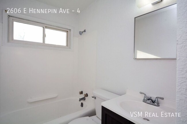 Building Photo - Charming 1-Bed, 1-Bath Apartment on Hennep...