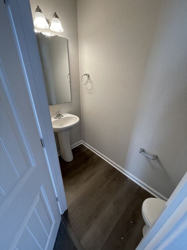Building Photo - 3 Bd 2.5 Ba Townhome