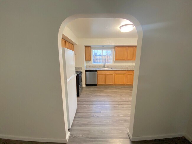 Building Photo - Lovely 3 Bedroom, 2 Bath House - Washer/Dryer, Dishwasher, Long Driveway, Fenced Backyard