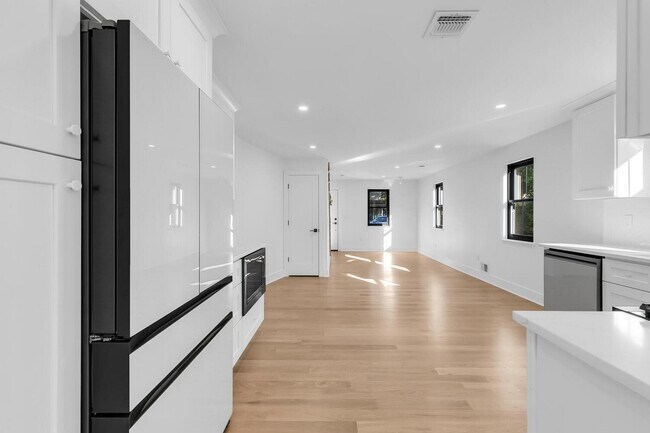 Building Photo - 516 River Rd