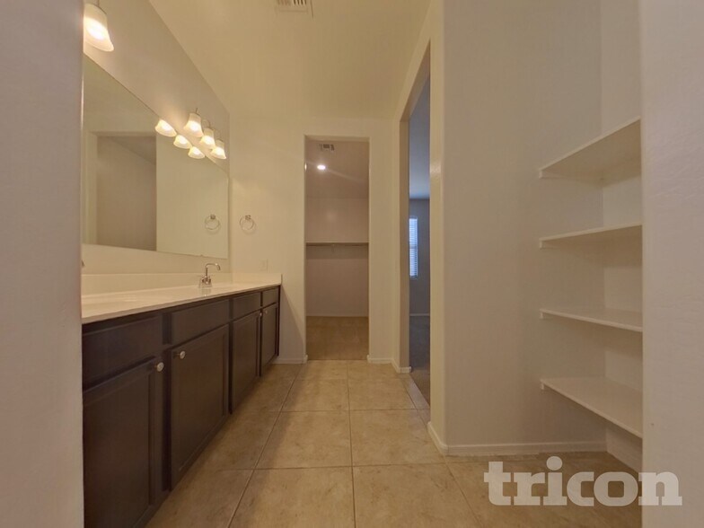 Building Photo - 31026 W Earll Dr