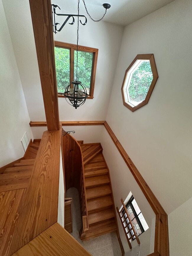 Building Photo - Charming 3 Bedroom w/ study that can be 4th bedroom, 3 Bath Home in Florida Park – Hardwood Floor...