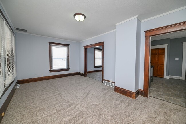 Building Photo - Large 4 Bedroom/2 Bath Home For Rent