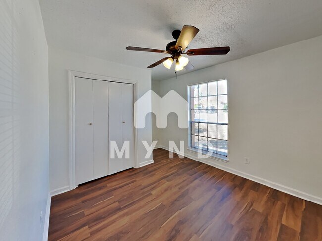 Building Photo - 1215 Hyridge St
