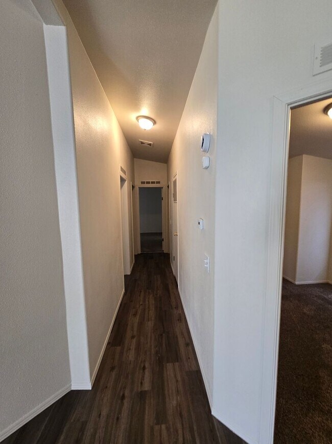 Building Photo - Pet Friendly 3bed : 2bath home w/ Garage &...