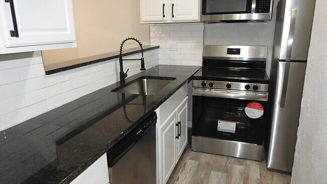 Building Photo - Incredibly spacious 4 bedrooms and 2 baths top-floor duplex located on Elmwood Ave in Kansas City...