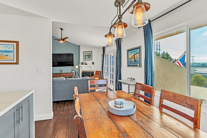 Dining room - 5653 Riley St
