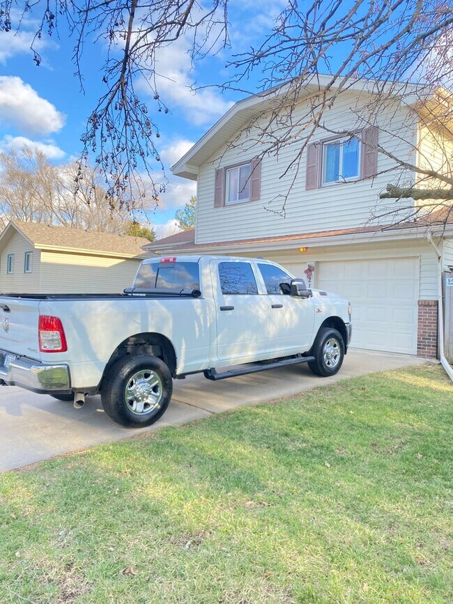 Building Photo - 3BD, 2BTH Bellevue Charmer Ready for YOU, $2,300!!