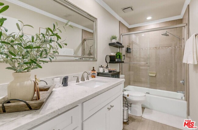 Building Photo - 78155 Cabrillo Ln