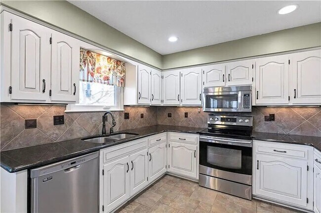 Building Photo - Huge Home in Raintree Lake!!!