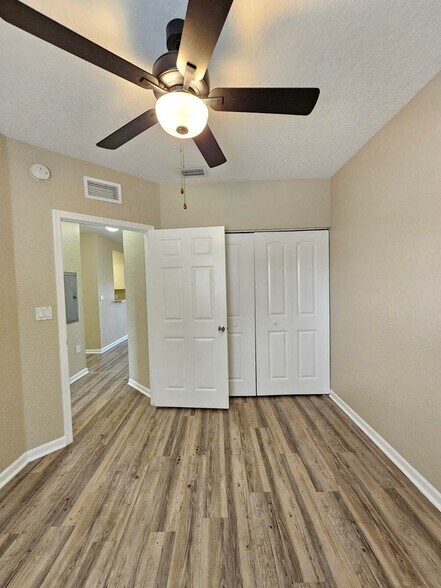 Building Photo - 1063 Golden Lakes Blvd