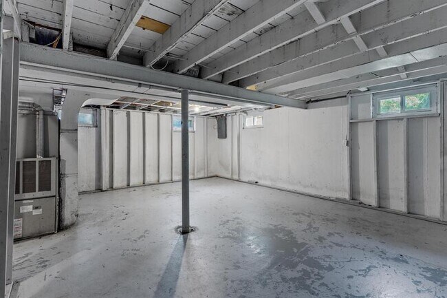 Building Photo - 8817 Blewett Ave
