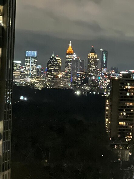 Building Photo - 2870 Pharr Court South NW