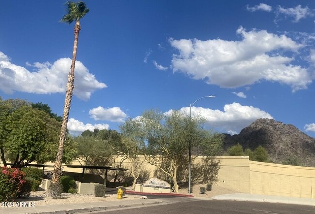 Building Photo - 1880 E Morten Ave