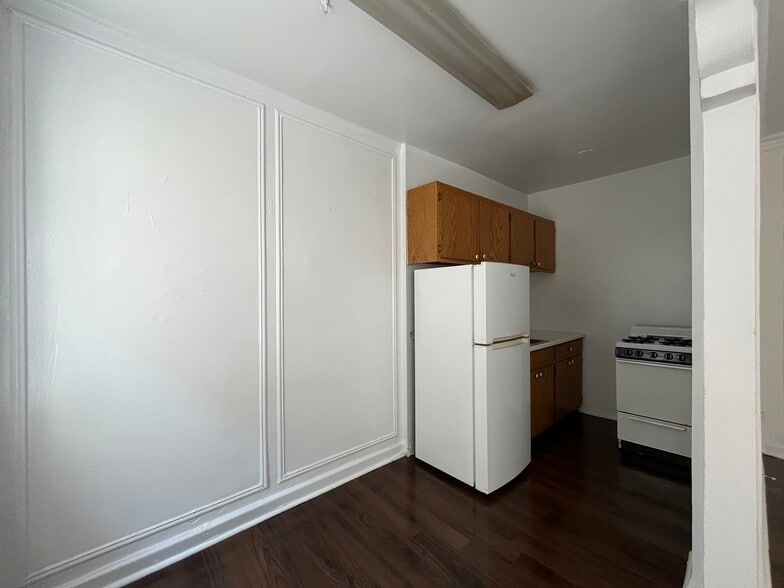 Building Photo - 4060 N Kenmore Ave