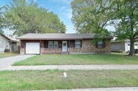 Building Photo - 1304 Skyline Dr