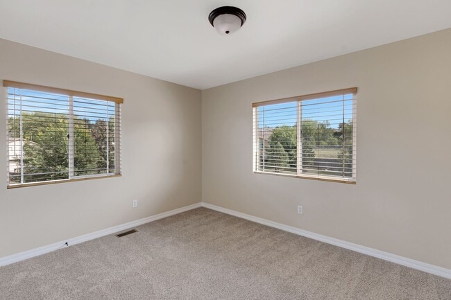 Building Photo - 3 Bedroom townhome