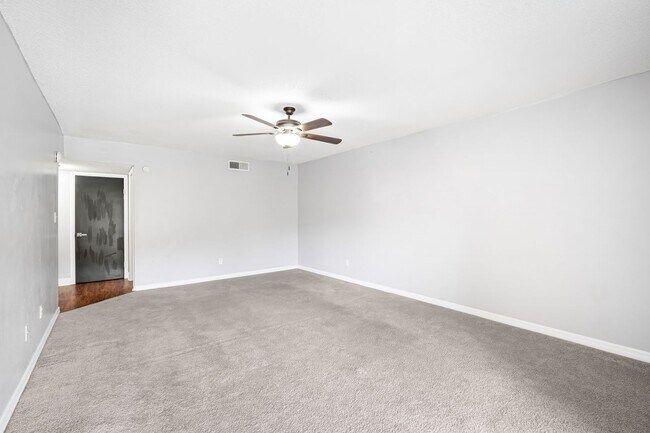Building Photo - Affordable 3/2 in the Heart of Town And Co...