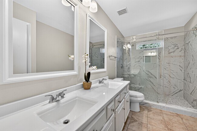 Building Photo - 813 Lakeview Dr