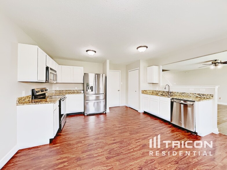 Building Photo - 10955 Woods Dr