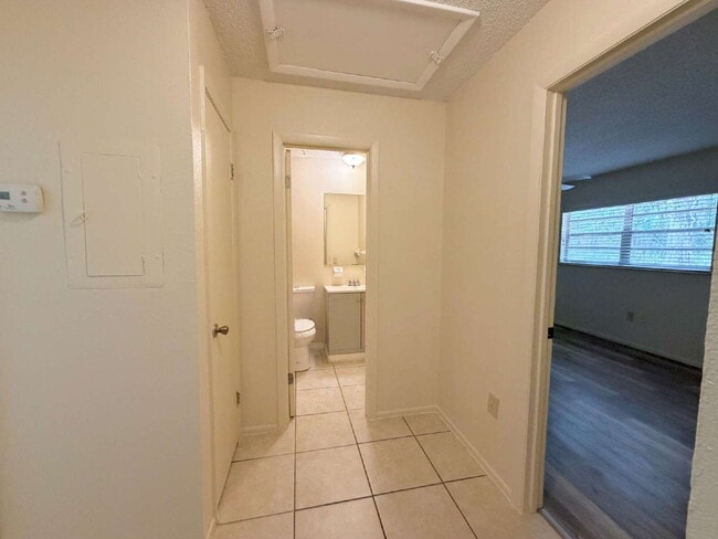 Building Photo - "Charming 2-Bedroom, 2-Bath Duplex Retreat in Spring Hill!"