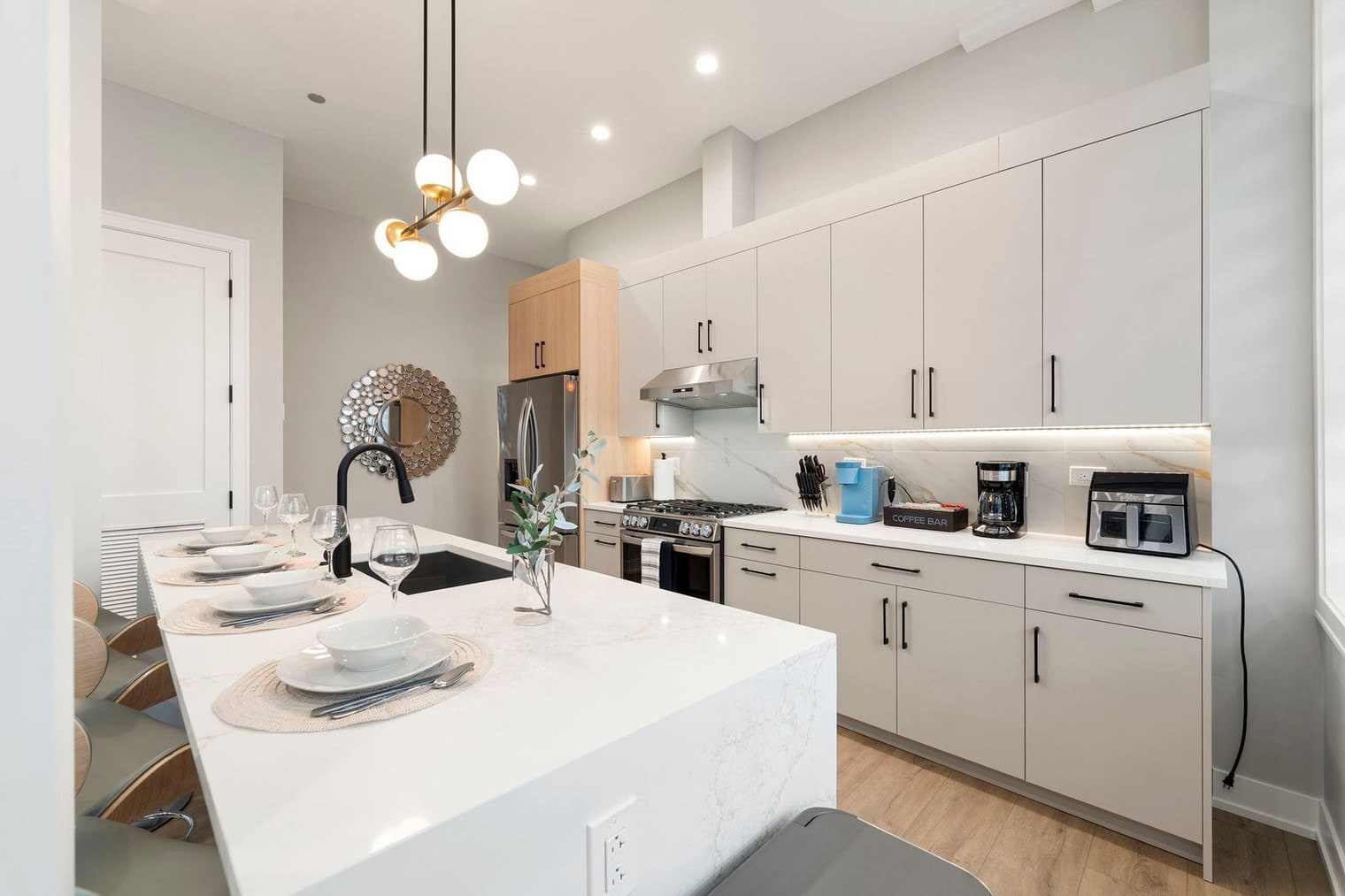 Building Photo - 801 S Western Ave