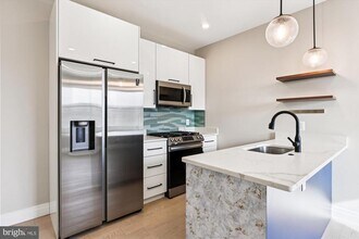 Building Photo - 1102 Staples St NE