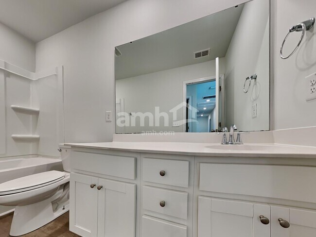 Building Photo - 517 Bush Dr