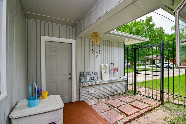 Building Photo - 8409 Bob White Dr