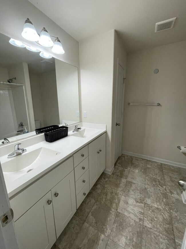 Building Photo - 2913 Seven Kings Ct