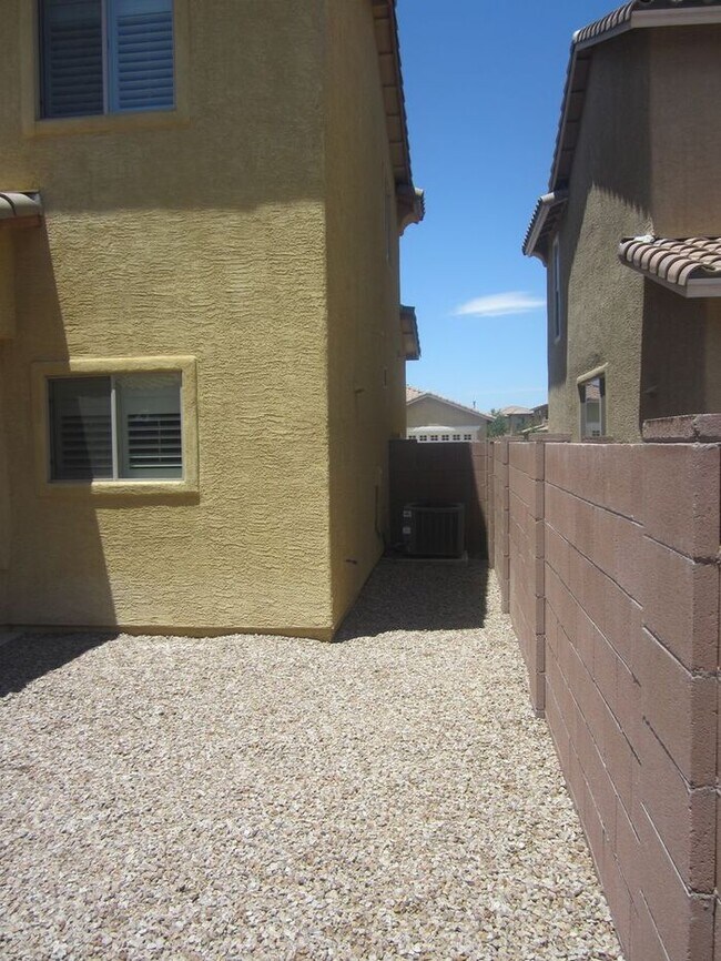 Building Photo - 1631 W Blue Horizon St