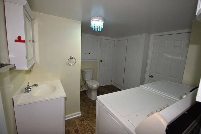 Building Photo - 2 Bedroom Home For Rent Fortville IN