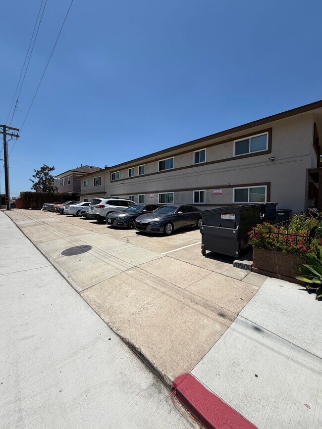 Building Photo - One Bedroom Close to Downtown!