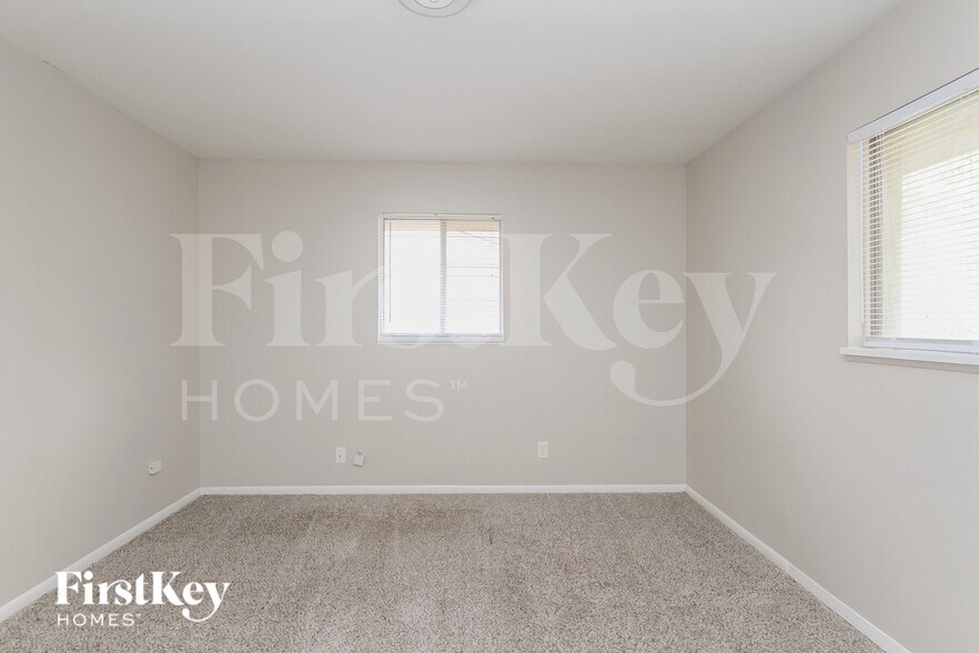 Building Photo - 221 Grovewood Dr